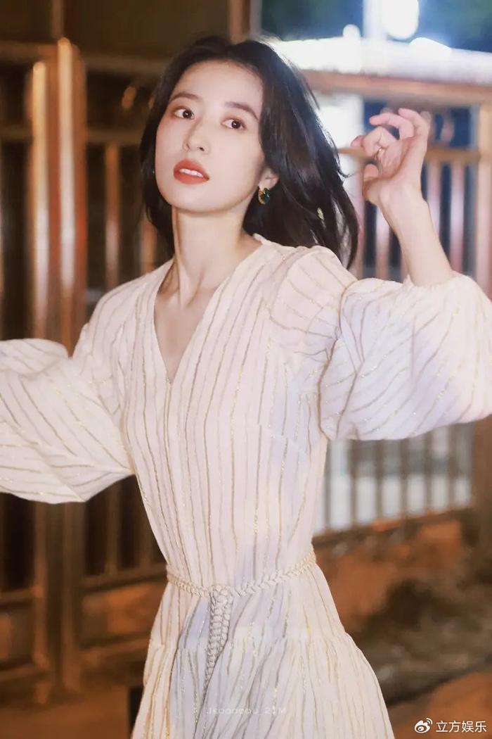 周雨彤化身甜心落跑公主 一头短发港风气质拉满