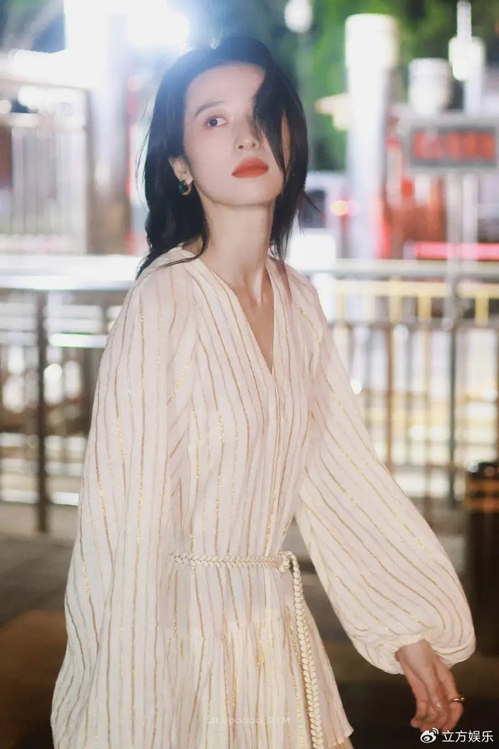 周雨彤化身甜心落跑公主 一头短发港风气质拉满