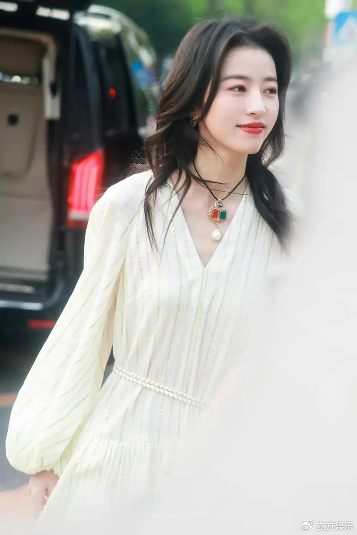周雨彤化身甜心落跑公主 一头短发港风气质拉满