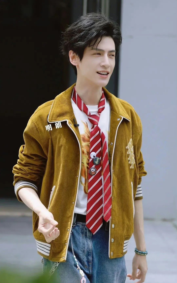 罗云熙今日hi6上班图,这身穿搭帅吗?