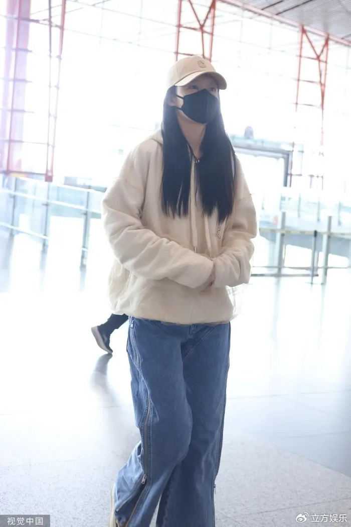 李沁米色宽松卫衣配牛仔裤黑色长发清纯元气