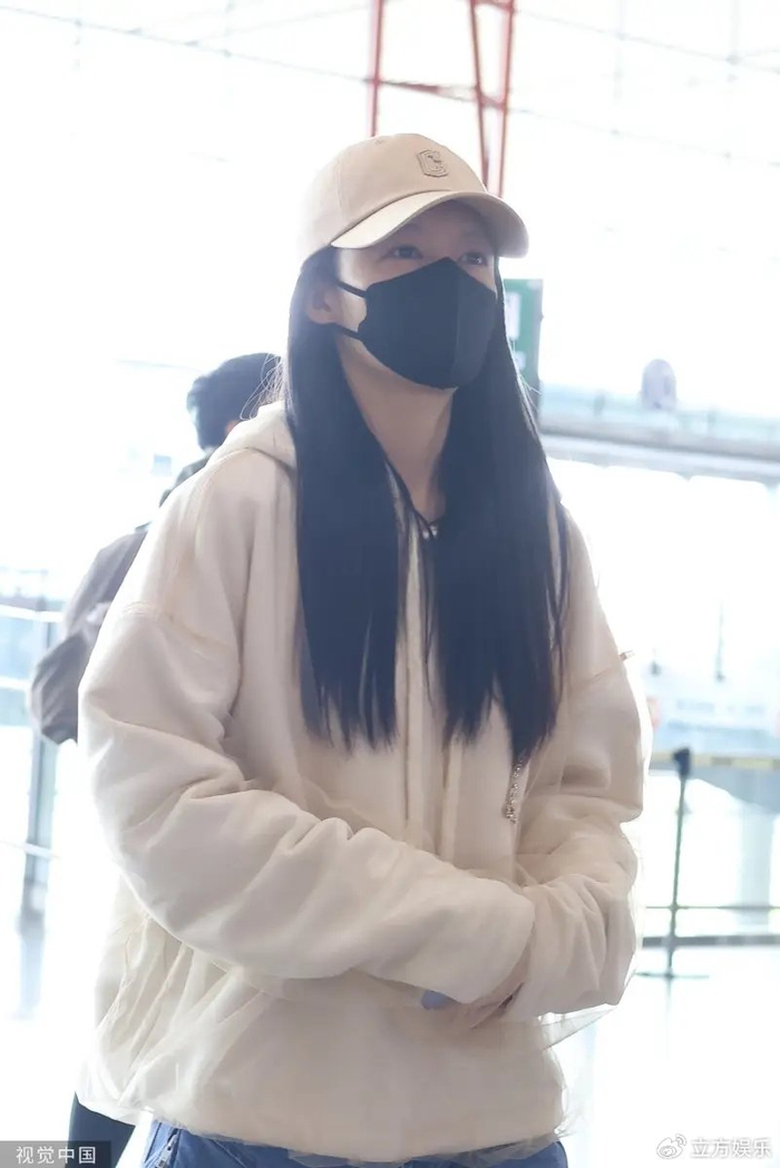 李沁米色宽松卫衣配牛仔裤黑色长发清纯元气