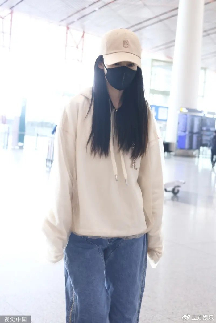 李沁米色宽松卫衣配牛仔裤黑色长发清纯元气