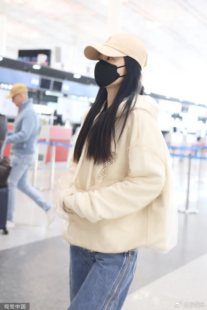 李沁米色宽松卫衣配牛仔裤黑色长发清纯元气