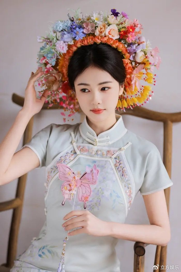 白鹿盘簪花美如仙女 青色旗袍配满眼笑意别具风情