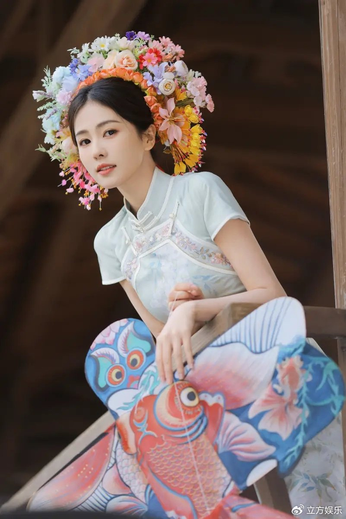 白鹿盘簪花美如仙女 青色旗袍配满眼笑意别具风情