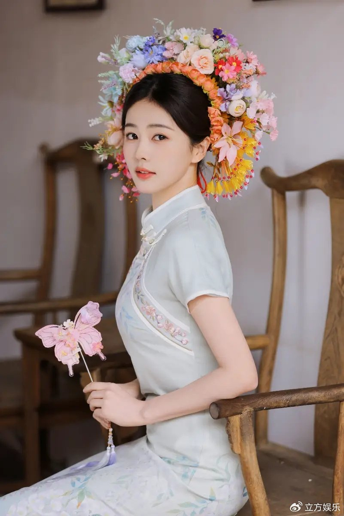 白鹿盘簪花美如仙女 青色旗袍配满眼笑意别具风情