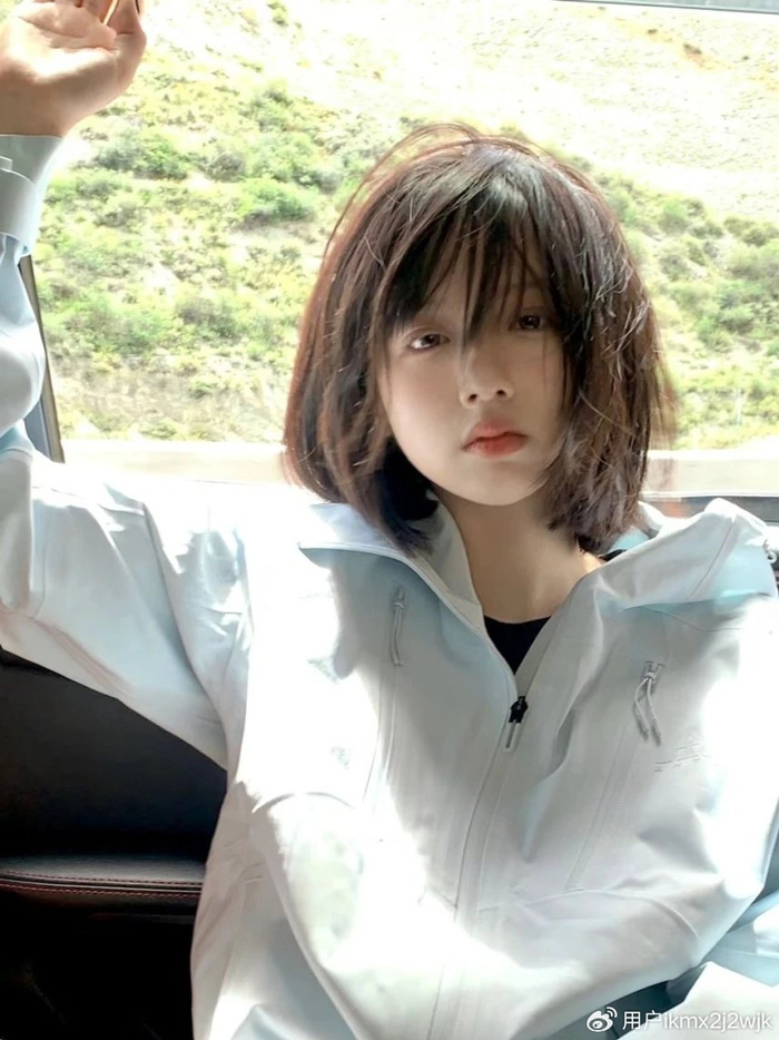 初恋头长什么样子?直发波波头搭配齐眉刘海,越看越心动