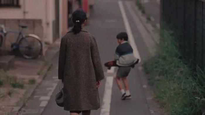 他在那所“学校”里崩解，开始听见别人喊救命