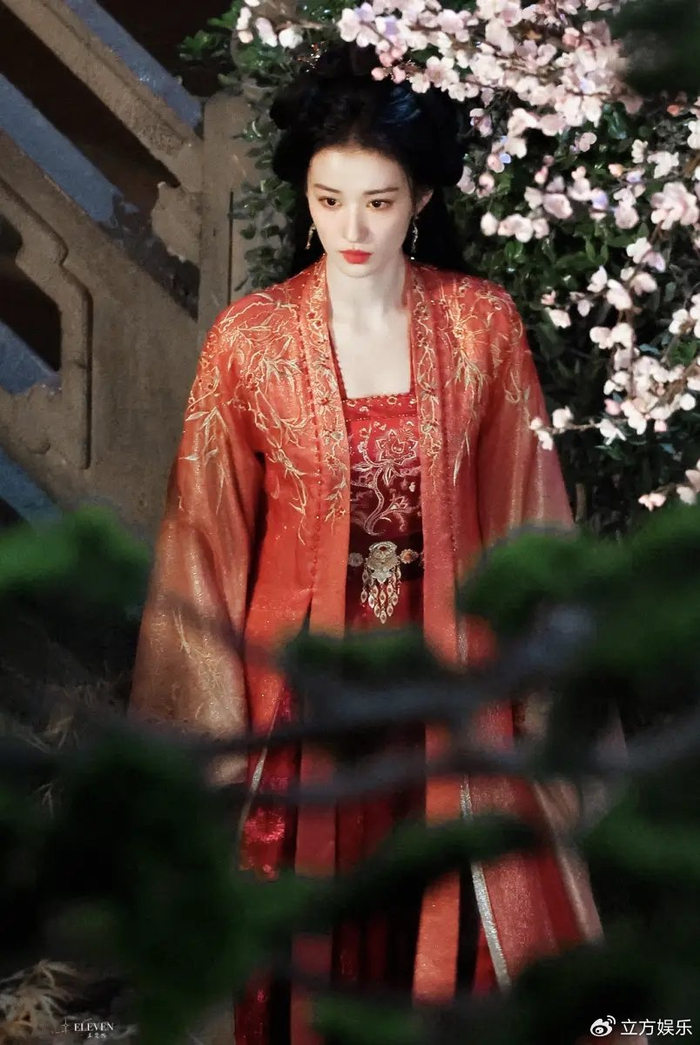王楚然着红衣长衫肤如凝脂 眼眸微垂宛如画中人