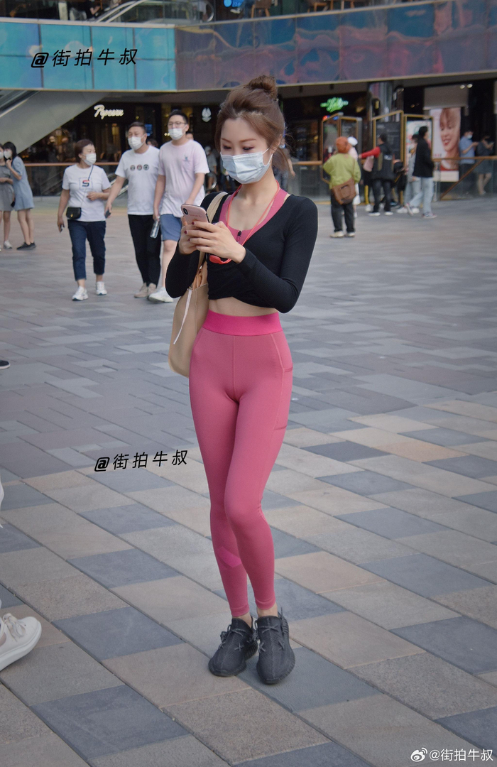 美女穿着线条柔美的瑜伽裤出街