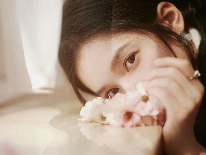 今日活动造型温柔甜美的春日女孩