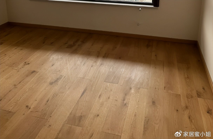 家里铺“木地板”已经过时了？学年轻人的做法，美观无甲醛！__财经头条__新浪财经