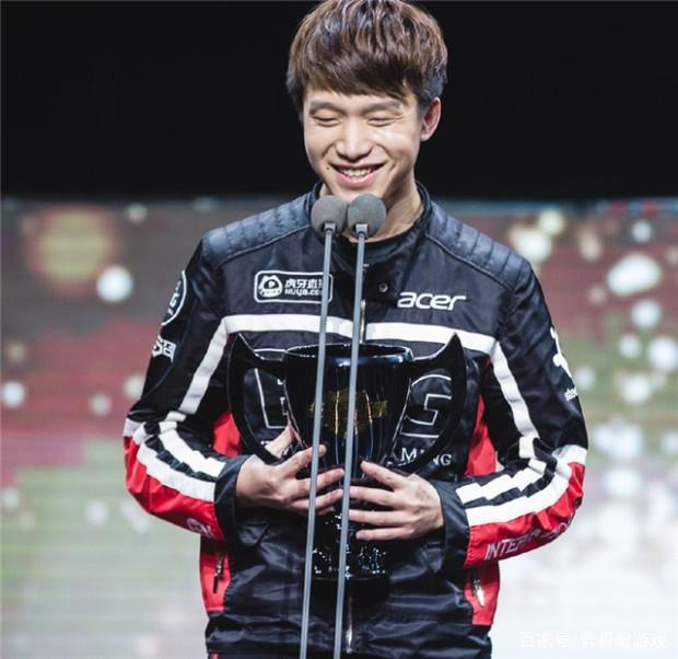 edg主教练clearlove今天出场换了个寸头发型
