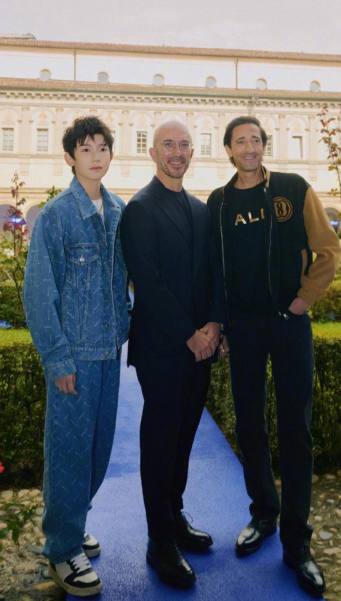 王源美国被偶遇引热议,现身校园疑似还要上学,何时毕业让人担忧|王源