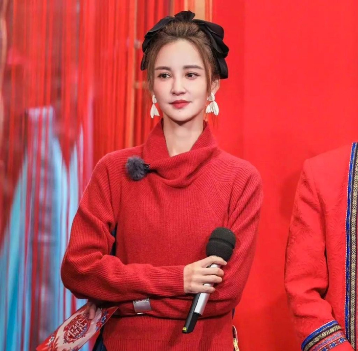 当初张歆艺和袁弘结婚的时候女方那边发出的合照,还故意把刘诗诗给截