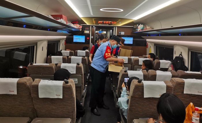 食物告罄、车厢停电……郑州暴雨致列车滞留近48小时，他让800余名旅客安全回家-郑州大暴雨列车停运时间最新