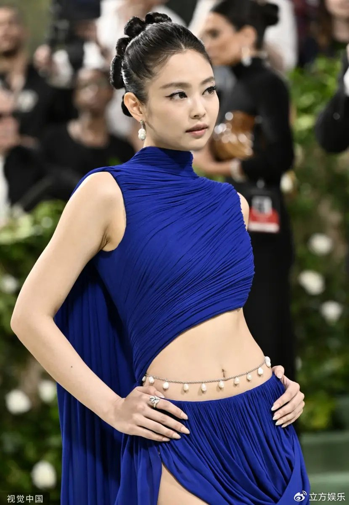 jennie蓝色拖地长裙配珍珠腰链 冷艳动人气场全开