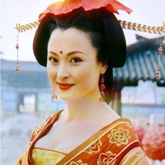 与张铁林相恋3年，未婚生女的侯俊杰，如今怎样了？