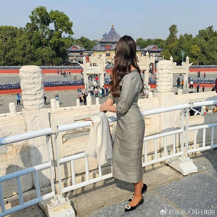 穿露肩小金裙出席音乐会好惊艳,美如女明星|武契奇|露肩|音乐会_新浪