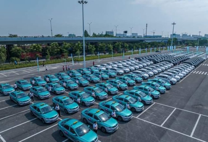 中国新的出租车之王跑在埃安前面累计服务顾客超45亿人次