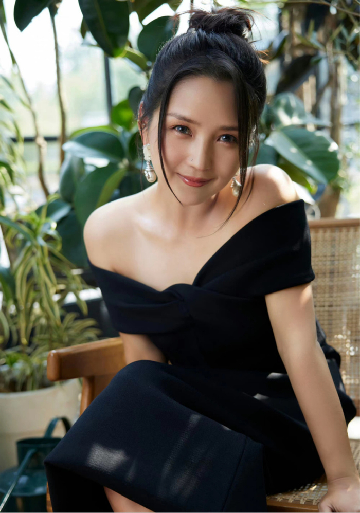 何洁路人生图曝光瘦太多,穿黑裙眼窝凹陷一脸老态,精修撞脸刘涛