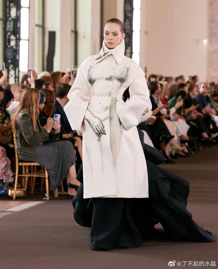 schiaparellihautecouturefw23秀场上的一些细节