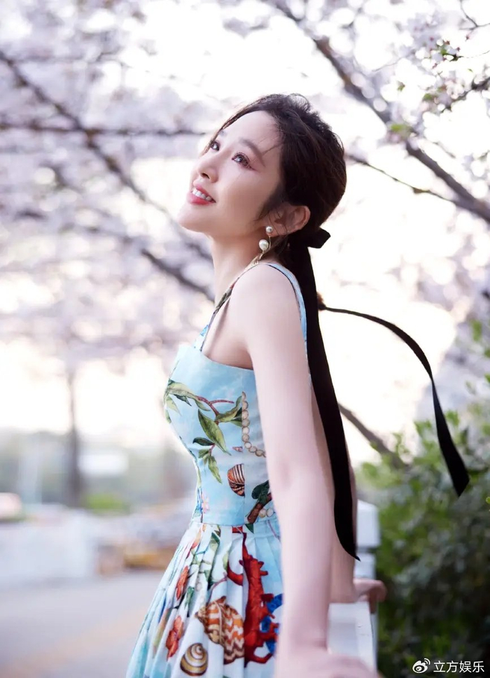 唐艺昕穿国风淡蓝色吊带裙 樱花树下赏景笑容甜蜜|唐艺昕|樱花树|吊带
