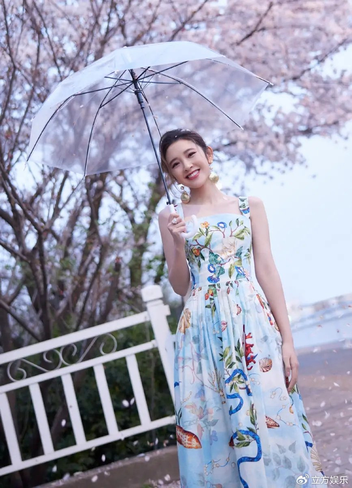 唐艺昕穿国风淡蓝色吊带裙 樱花树下赏景笑容甜蜜|唐艺昕|樱花树|吊带