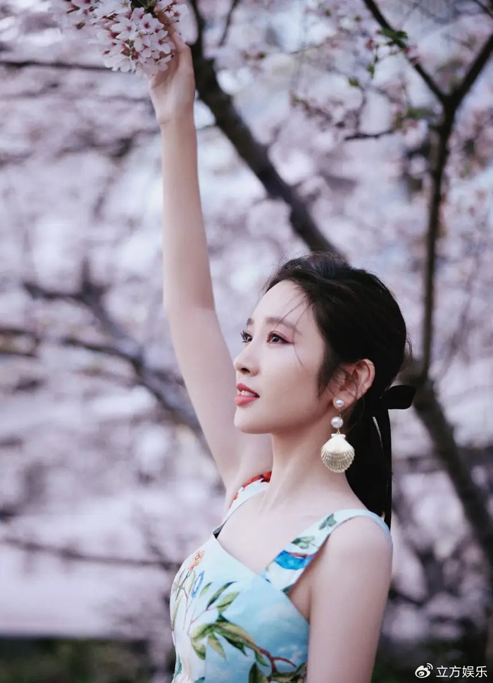 唐艺昕穿国风淡蓝色吊带裙 樱花树下赏景笑容甜蜜|唐艺昕|樱花树|吊带