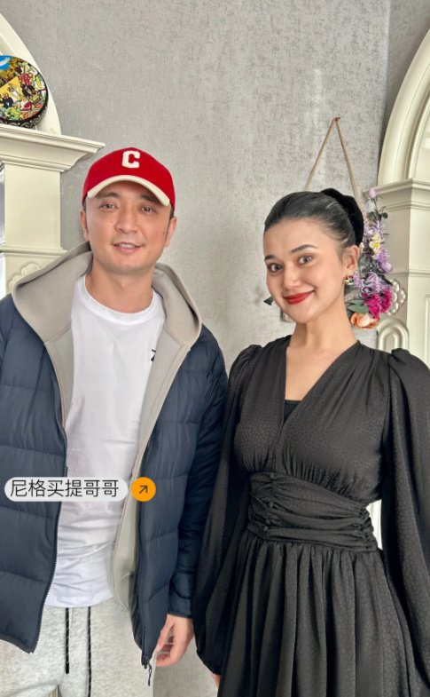 尼格买提全家聚餐,嫂子妹妹都是高颜值,小尼父亲兄弟三人眉眼相似