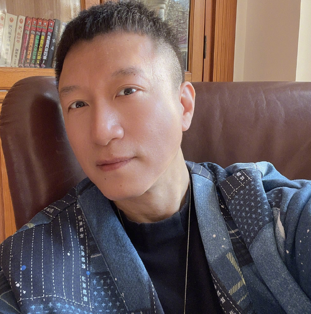 孙红雷与小15岁老婆王骏迪罕同框，夫妻俩默契比心，好有夫妻相