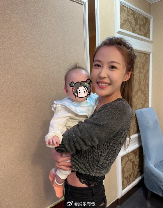 李金铭在山东老家和亲戚聚餐38岁的美嘉依旧甜美温柔