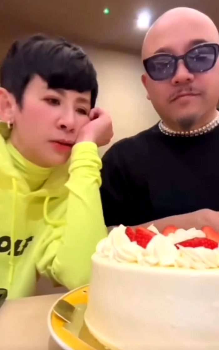 吴君如为黄伟文庆生,穿黄卫衣留精致短发,58岁依然不显老气
