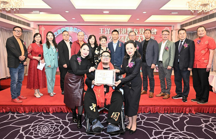 随后,王洋倾情演唱了他的音乐代表作品《新疆人》《扎巴依的春天》