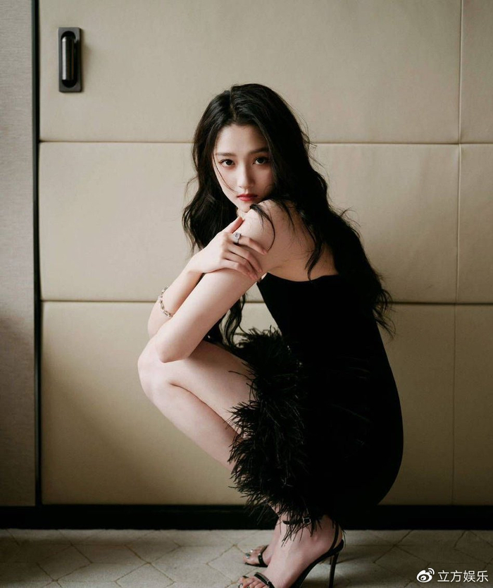 关晓彤穿黑色羽毛短裙大秀美腿优雅自信气质迷人