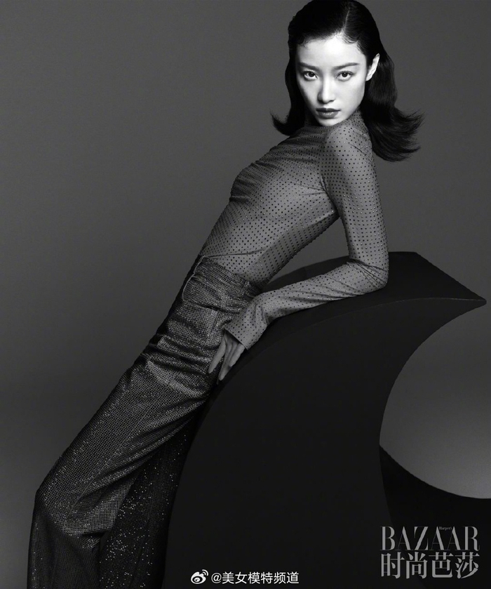 倪妮穿吊带抹胸大秀火辣身材烈焰红唇魅力十足气场全开