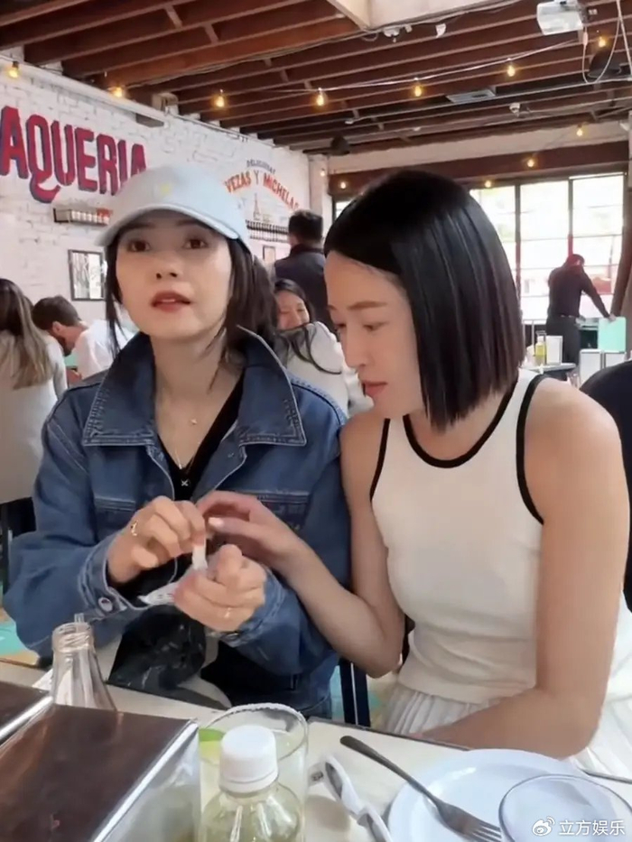 高圆圆与好友在纽约品美食 穿着随性大口喝奶茶