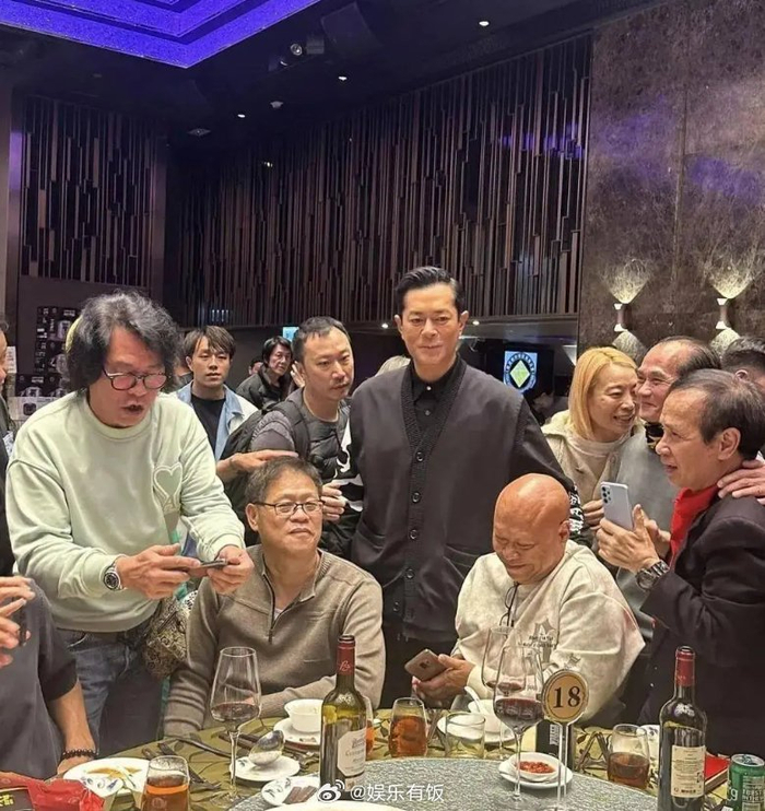 据港媒报道成龙出席香港武打明星新年聚会现场热闹非凡