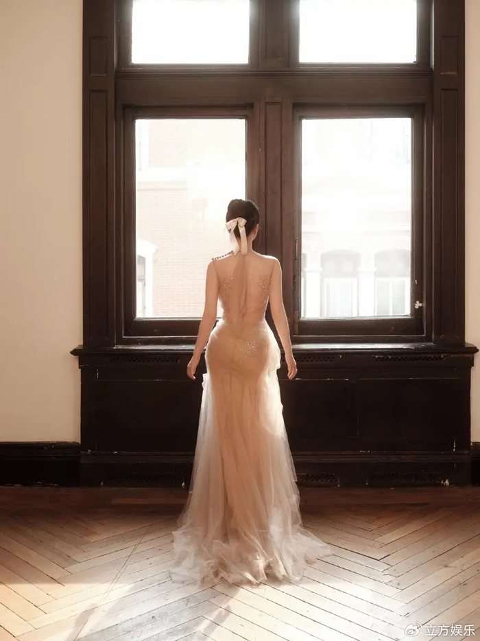 虞书欣透视纱裙柔光静谧 蹲坐墙角情绪感染力十足