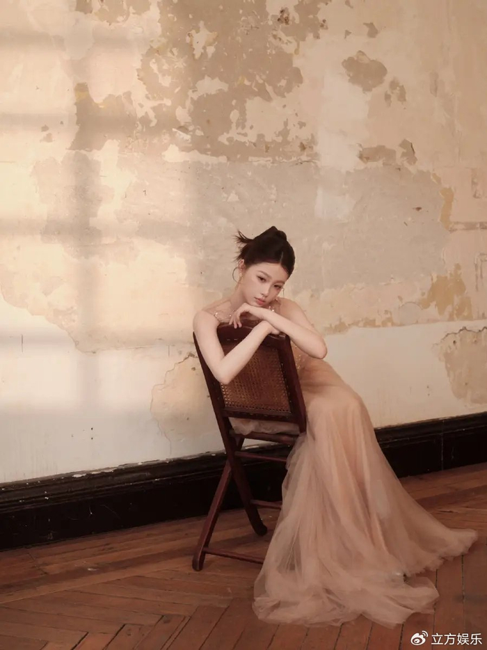 虞书欣透视纱裙柔光静谧 蹲坐墙角情绪感染力十足