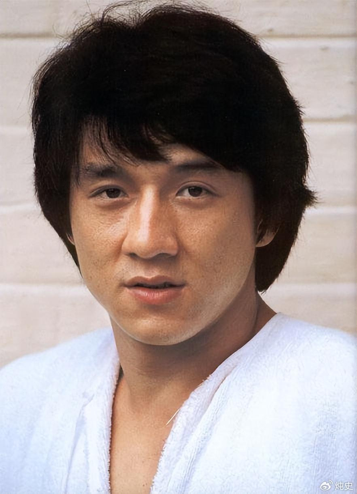 成龙,这位国际巨星,对电影行业的贡献可谓是无法估量的.