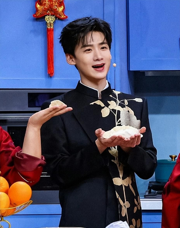 白敬亭占春山洗不白了!彩排照曝光证实占c位,粉丝拉