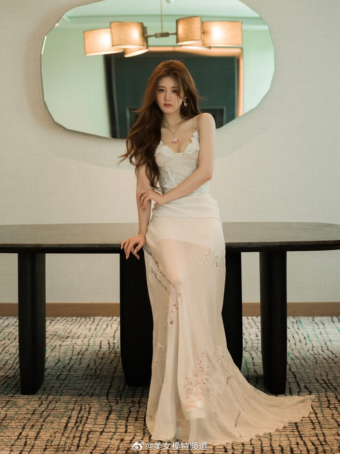 赵露思一组柔美的吊带蕾丝裙写真