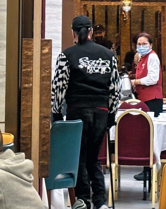 谢贤退休精神状态好 先喝早茶再去公园散步 遇街坊还打招呼合影|街坊