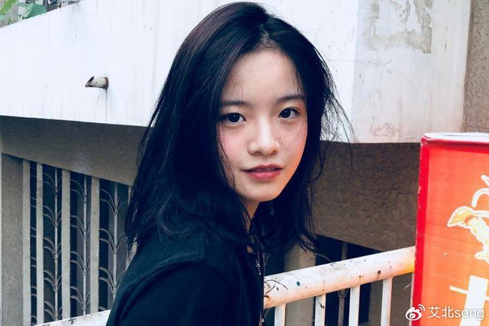 她当年在《小欢喜》里面演高中生"英子",与陶虹这样实力派对戏也是