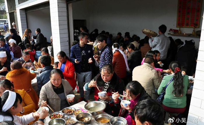 年底了,农村摆酒席的越来越多了,一年的礼金都是一笔大开支__财经头条__新浪财经