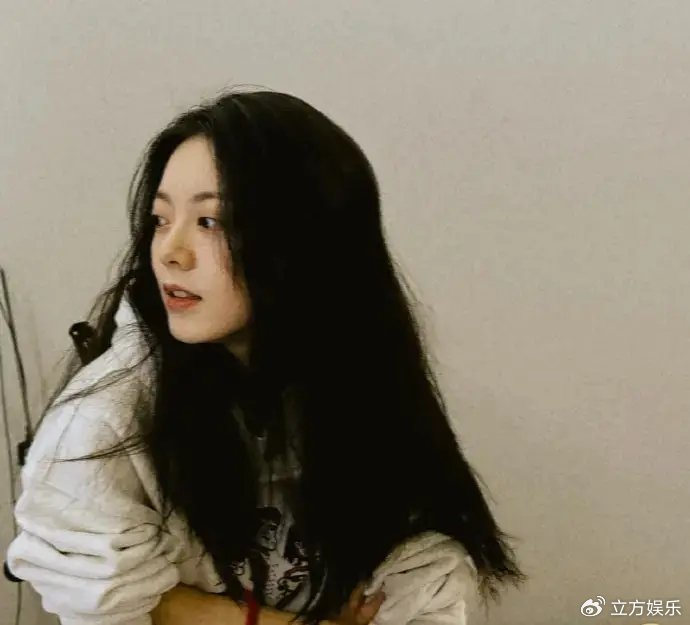 赵今麦及肩发配齐刘海元气满满 单手比耶俏皮可爱