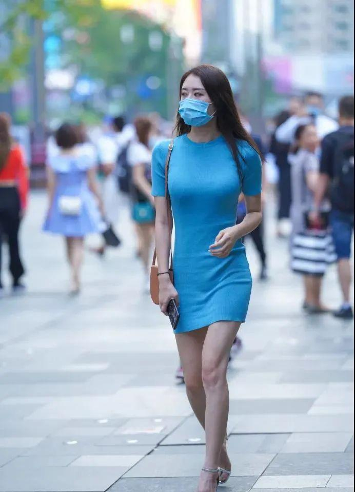 时尚女士展现完美身材,短袖包臀裙搭配高跟鞋引领流行潮流__财经头条