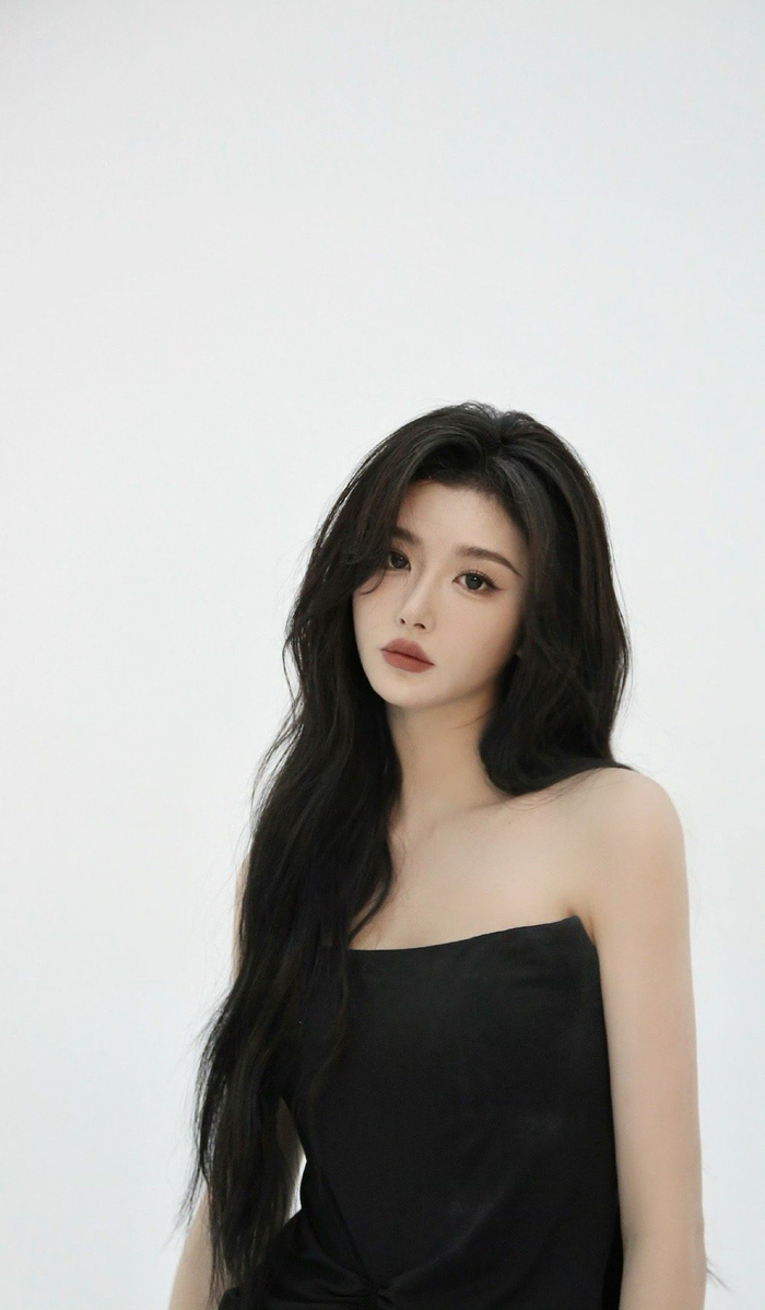 孔雪儿拍摄花絮照黑色抹胸裙卷发造型清冷美人雪雪上线